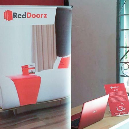 Reddoorz @ Simpang Lima Jupiter Hotel Sorong Bagian luar foto