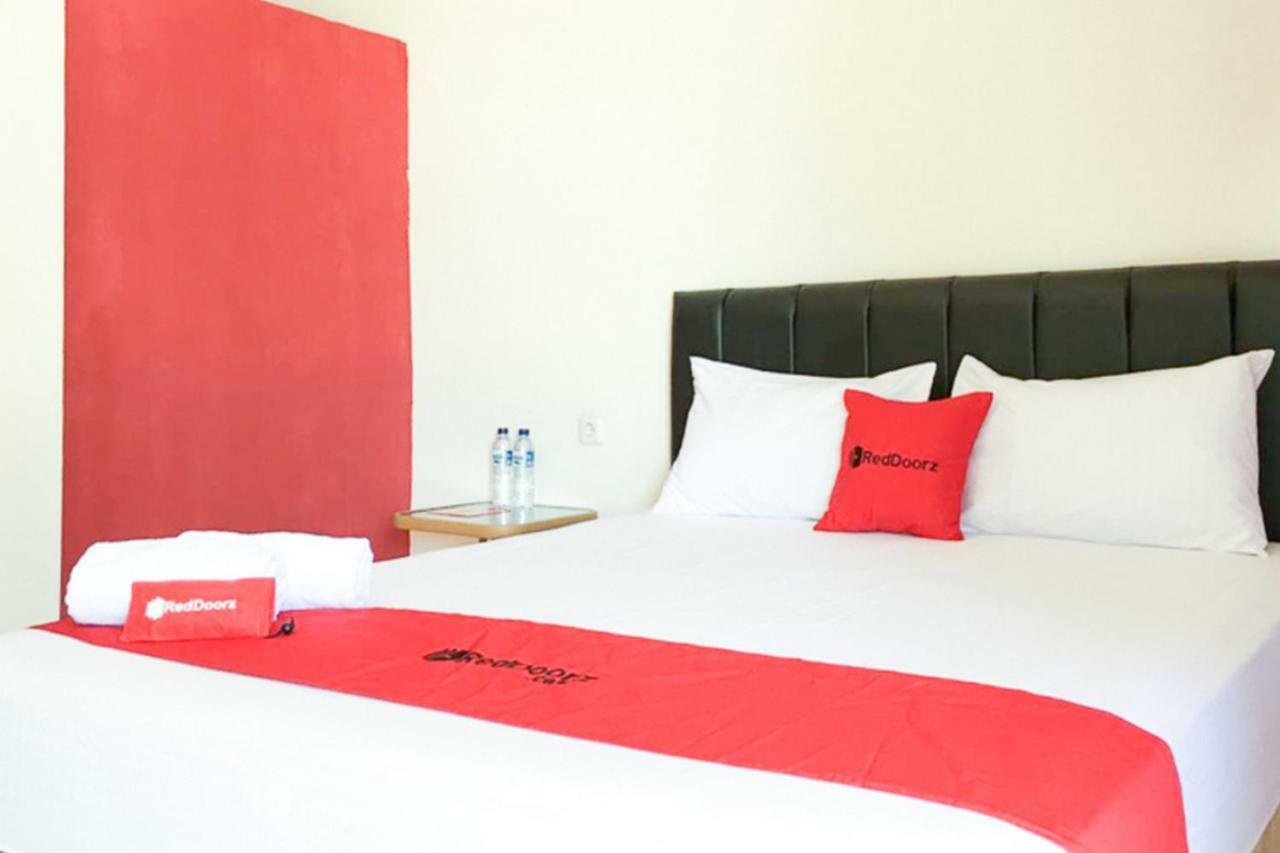 Reddoorz @ Simpang Lima Jupiter Hotel Sorong Bagian luar foto