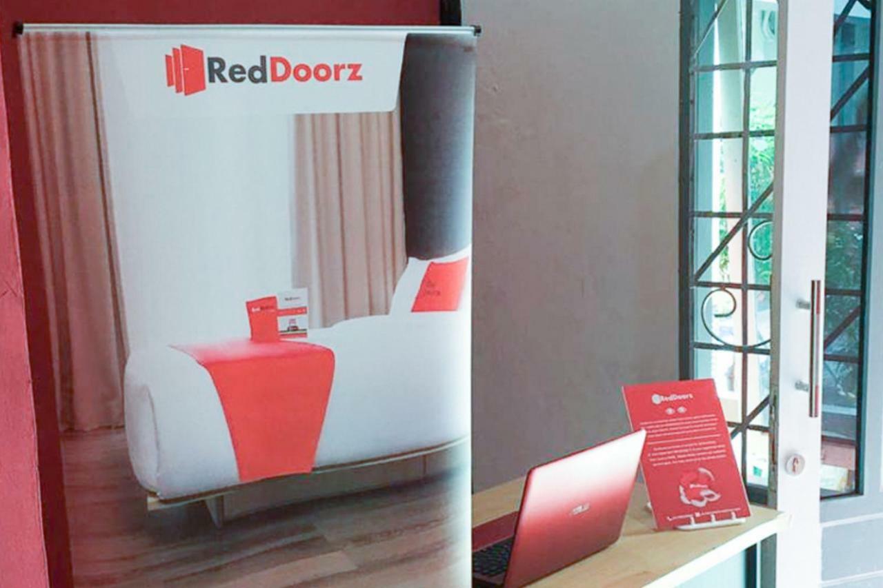 Reddoorz @ Simpang Lima Jupiter Hotel Sorong Bagian luar foto