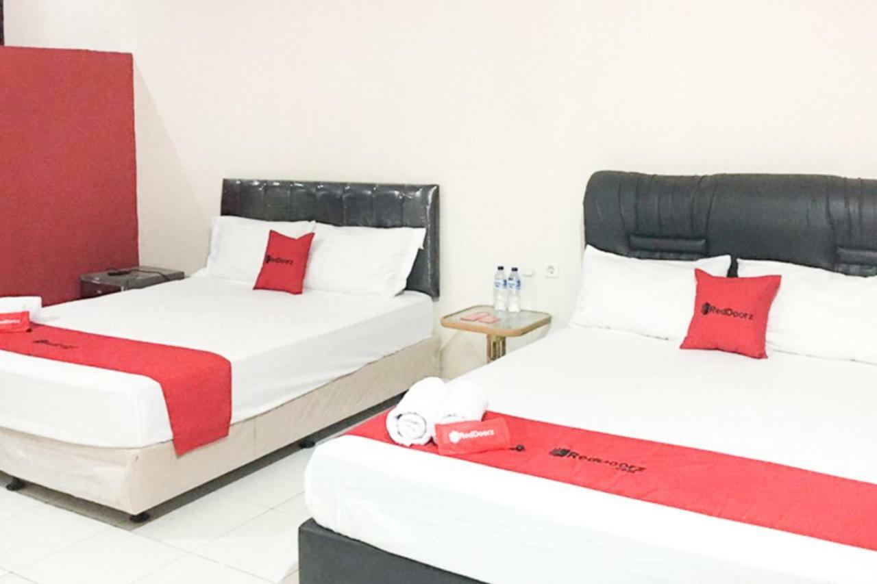 Reddoorz @ Simpang Lima Jupiter Hotel Sorong Bagian luar foto