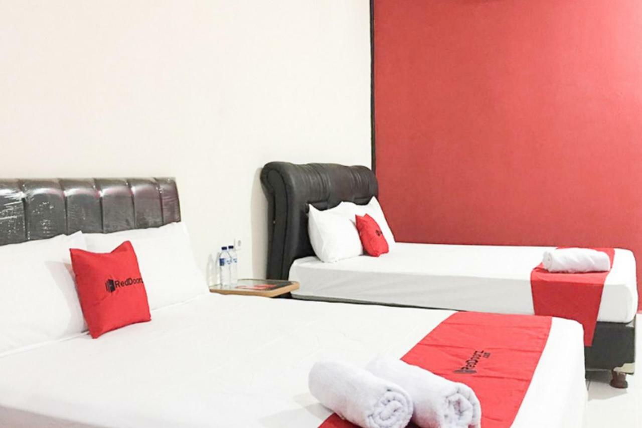 Reddoorz @ Simpang Lima Jupiter Hotel Sorong Bagian luar foto